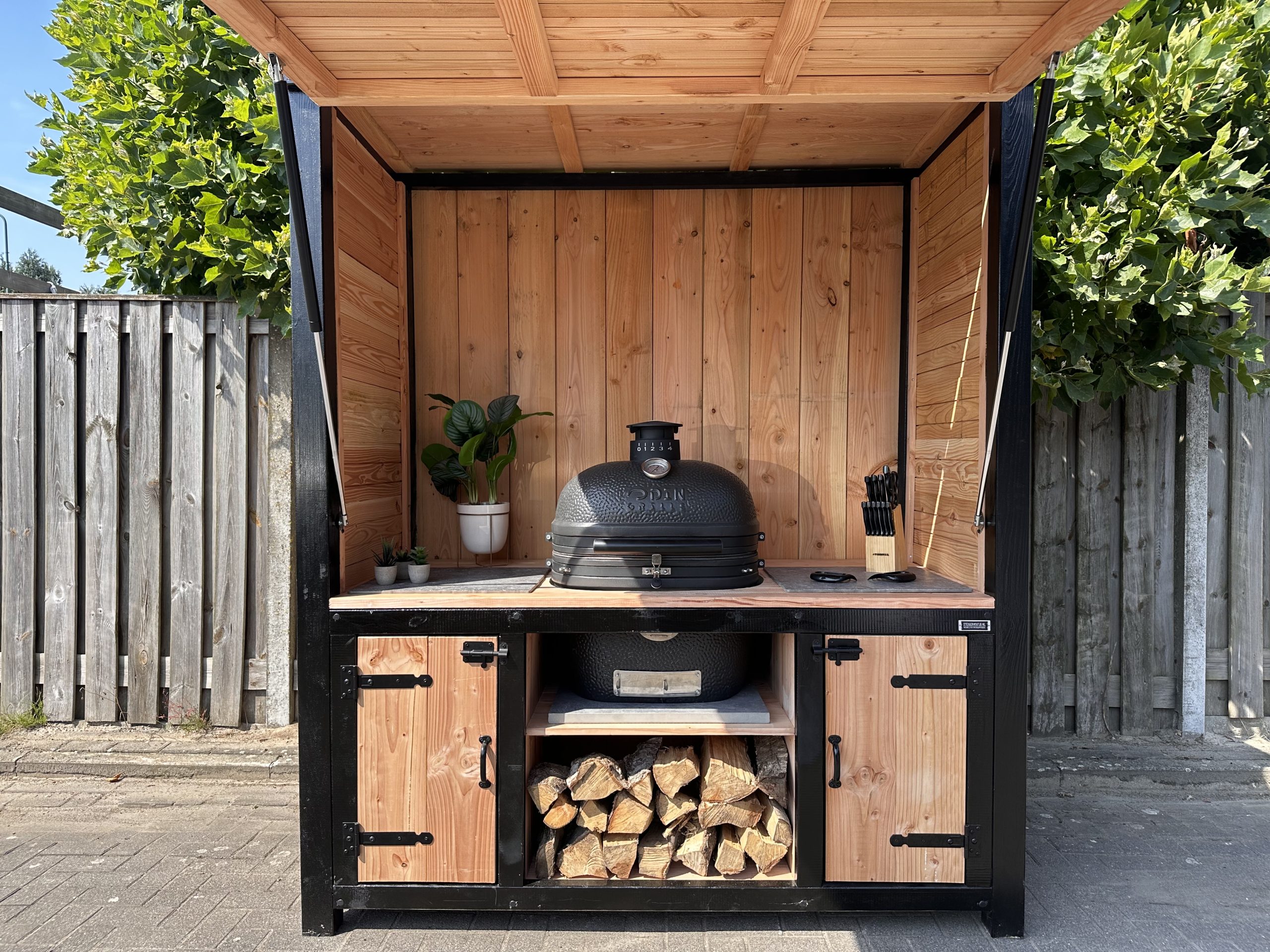 green egg in steigerhout keuken