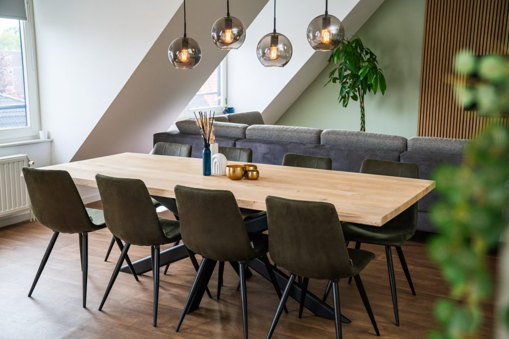 Eiken (boomstam) tafel met stalen rechte poten