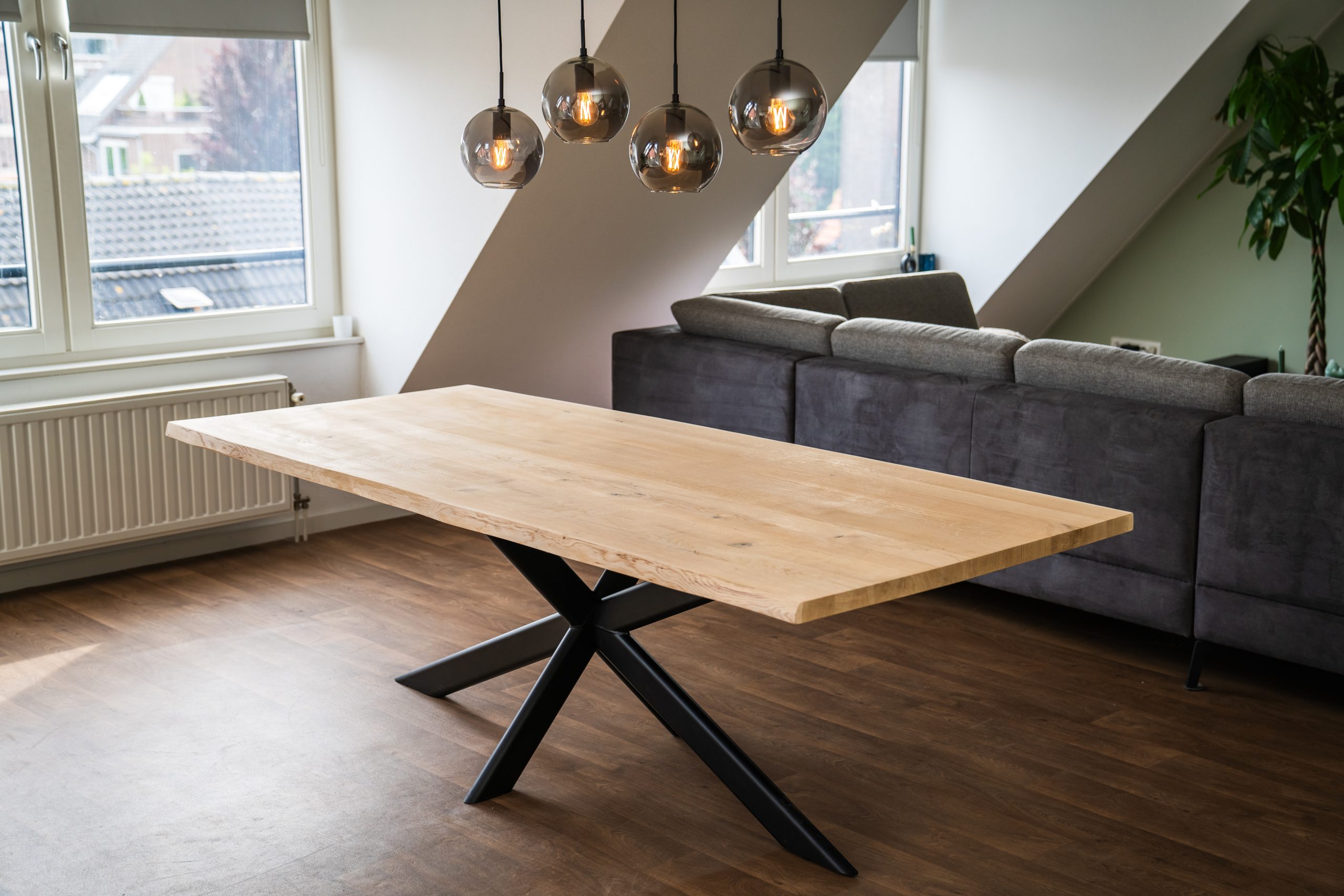 Eiken (boomstam) tafel met stalen rechte poten - Afbeelding 2