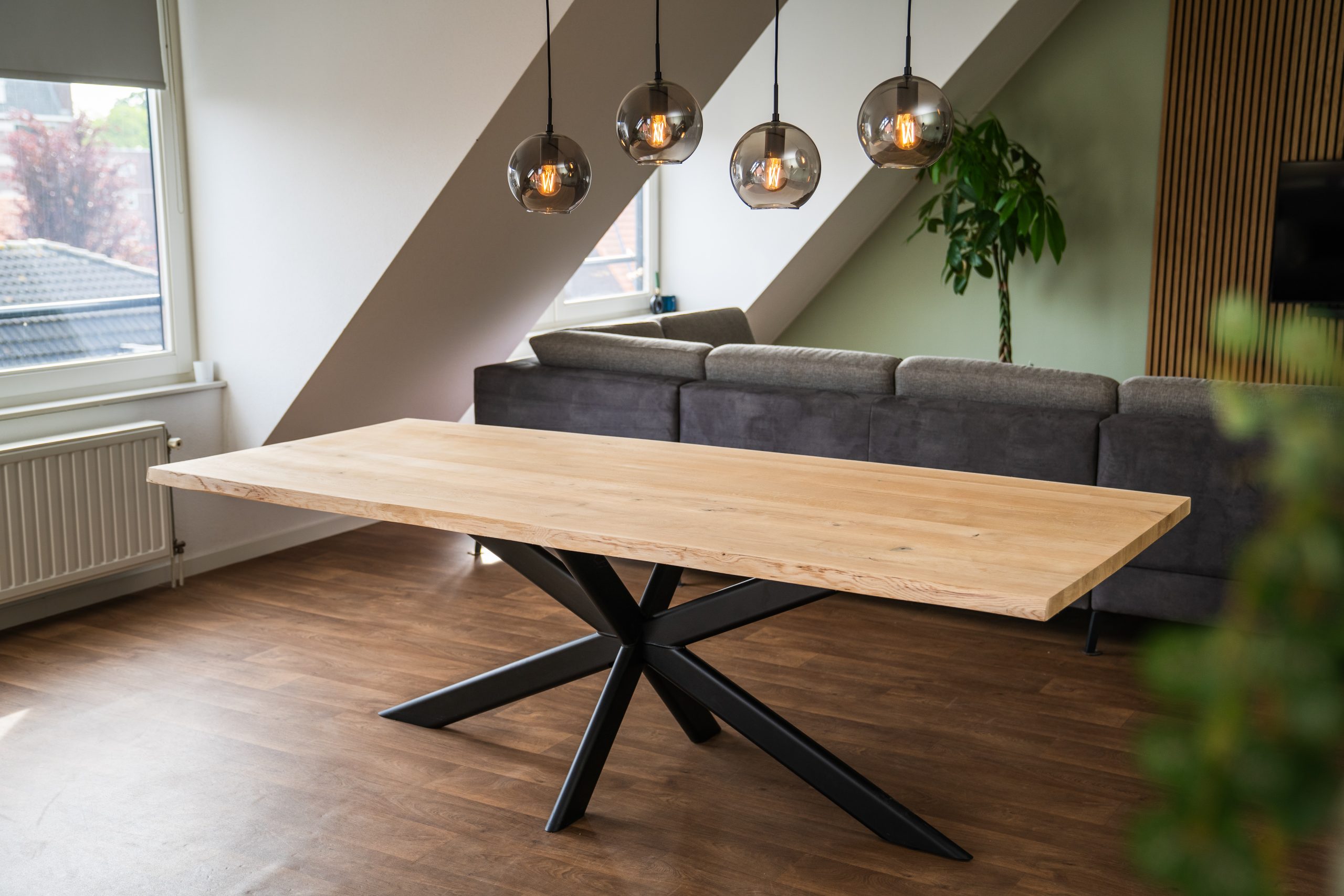 Eiken (boomstam) tafel met stalen rechte poten - Afbeelding 4