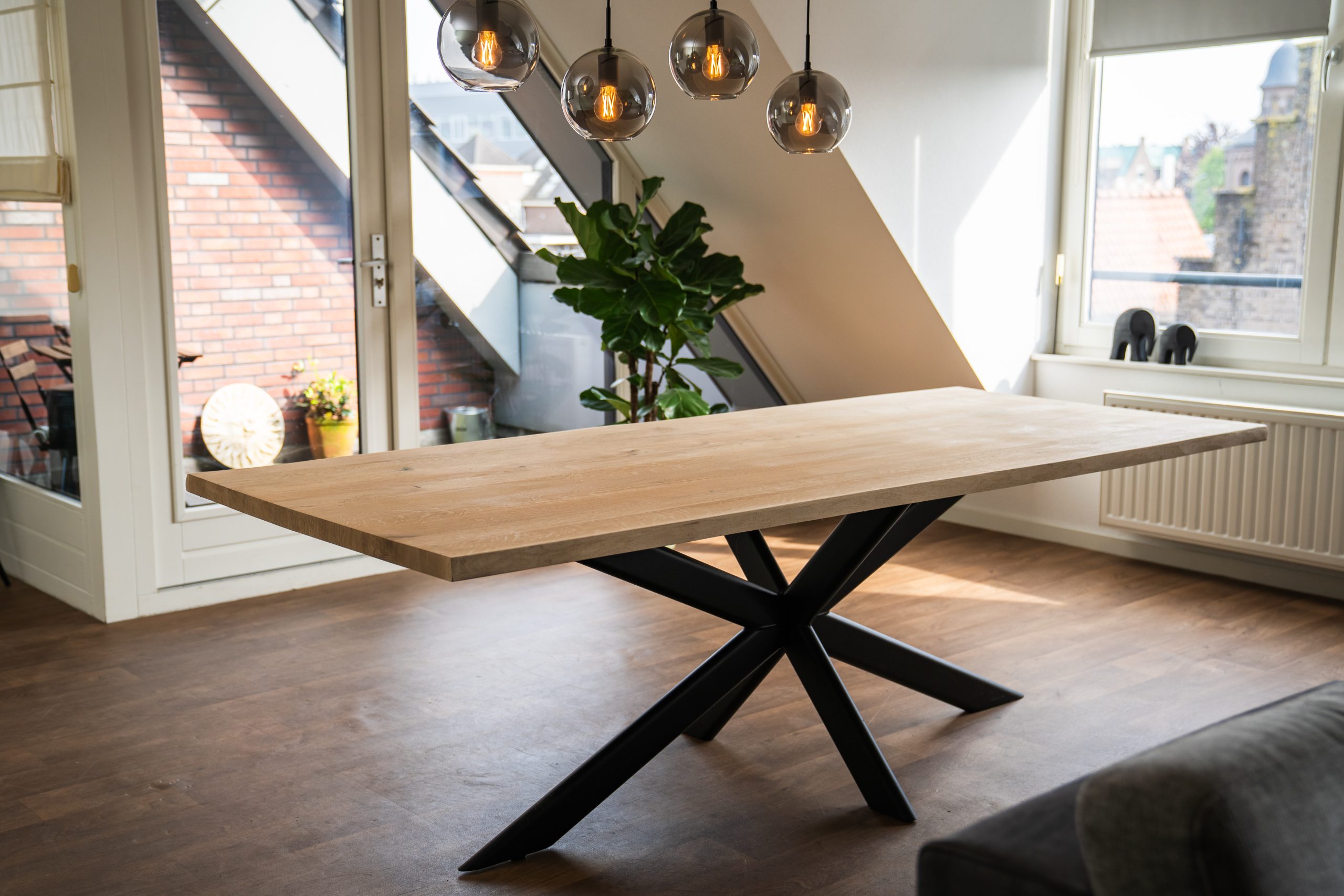 Eiken (boomstam) tafel met stalen rechte poten - Afbeelding 5