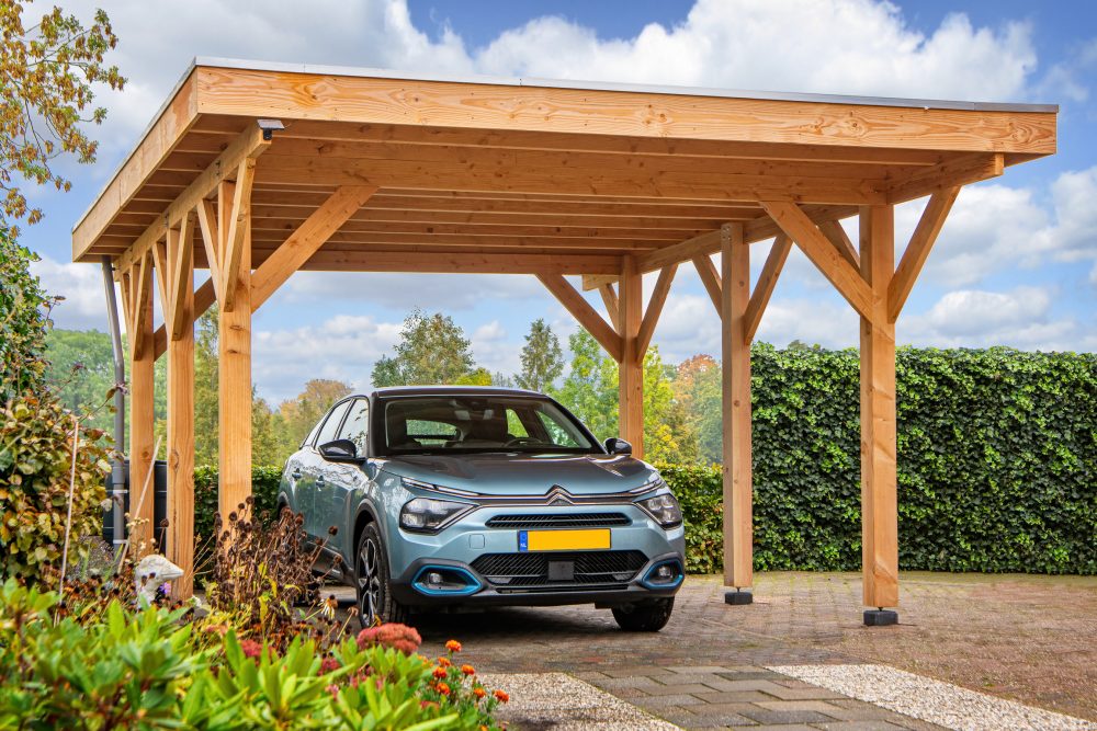 auto onder houten overkapping