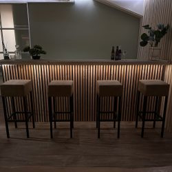 Steigerhout bar in het donker