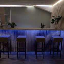 Steigerhout bar met blauw licht