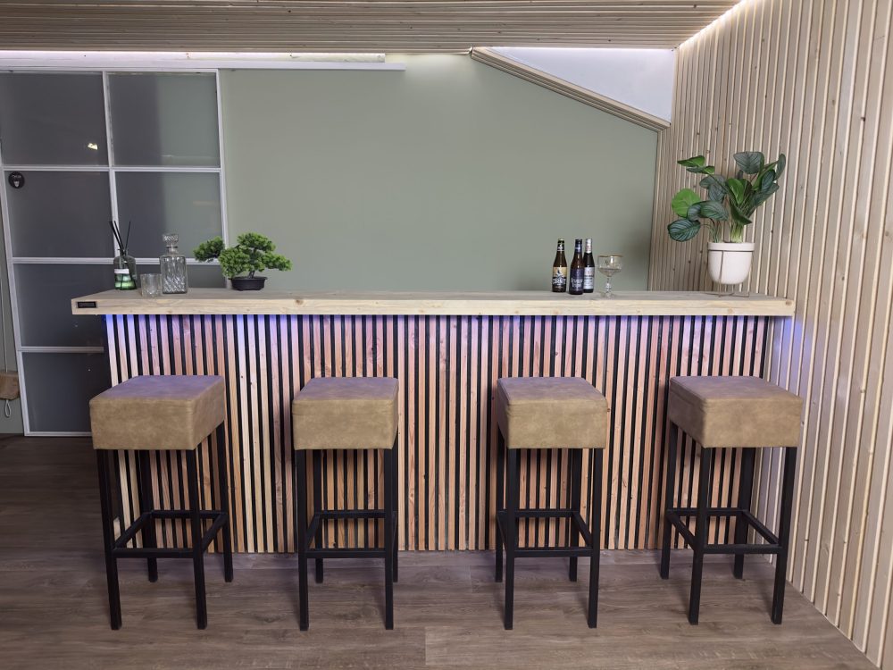 Steigerhout bar in het dag licht