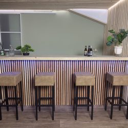 Steigerhout bar in het dag licht