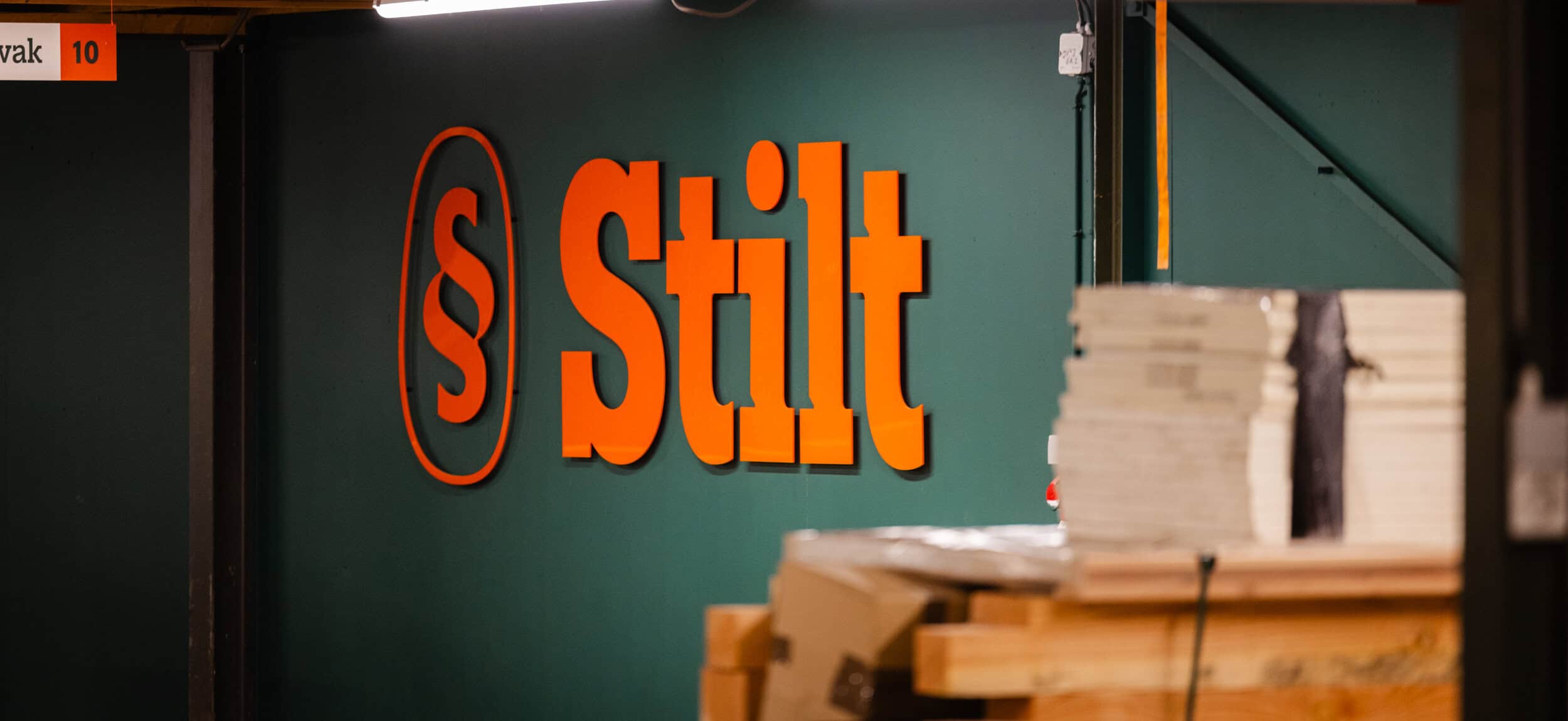 Het STILT-logo in de productiehal in Beek en Donk