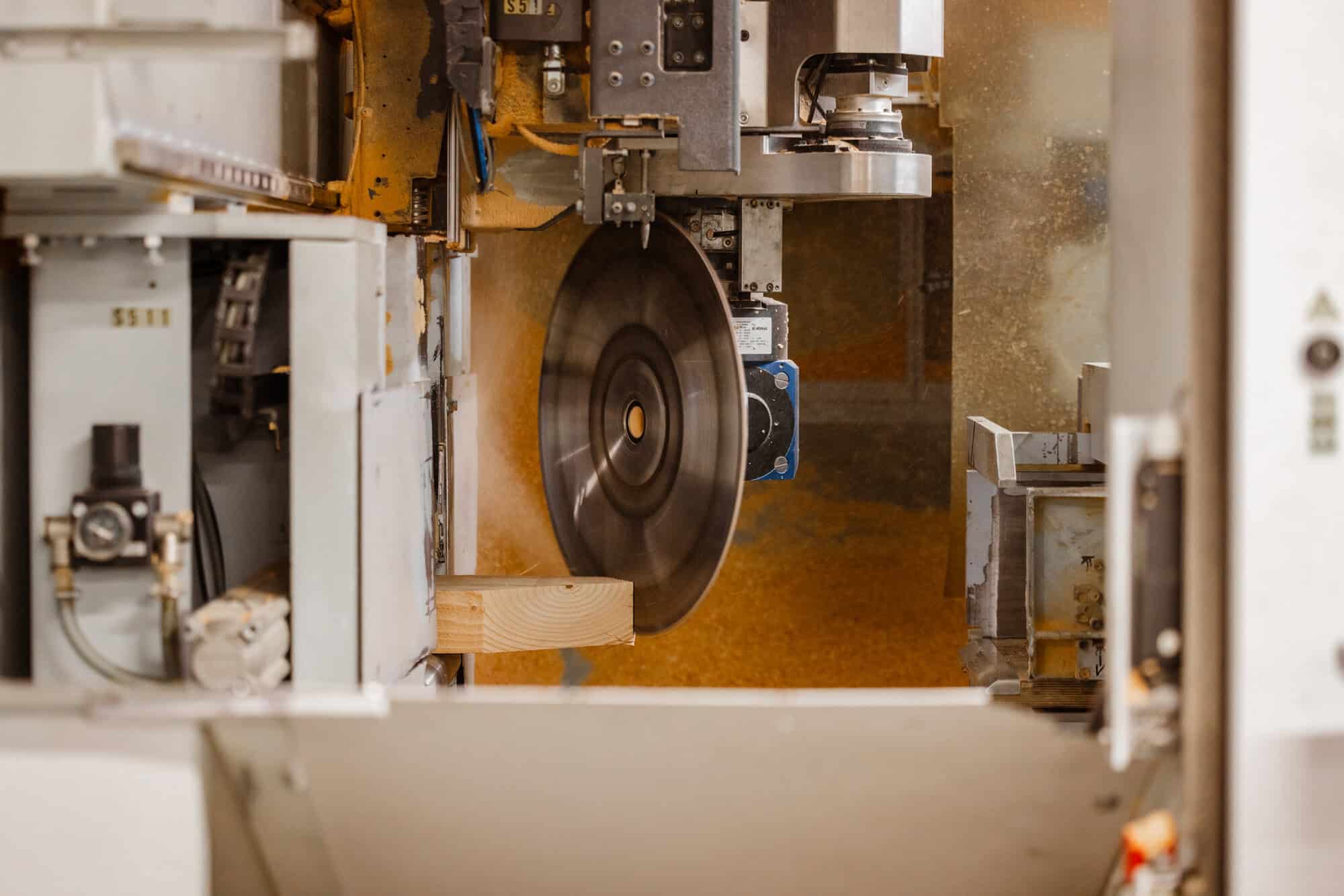 Zaagblad van de CNC-machine zaagt een douglas balk op maat