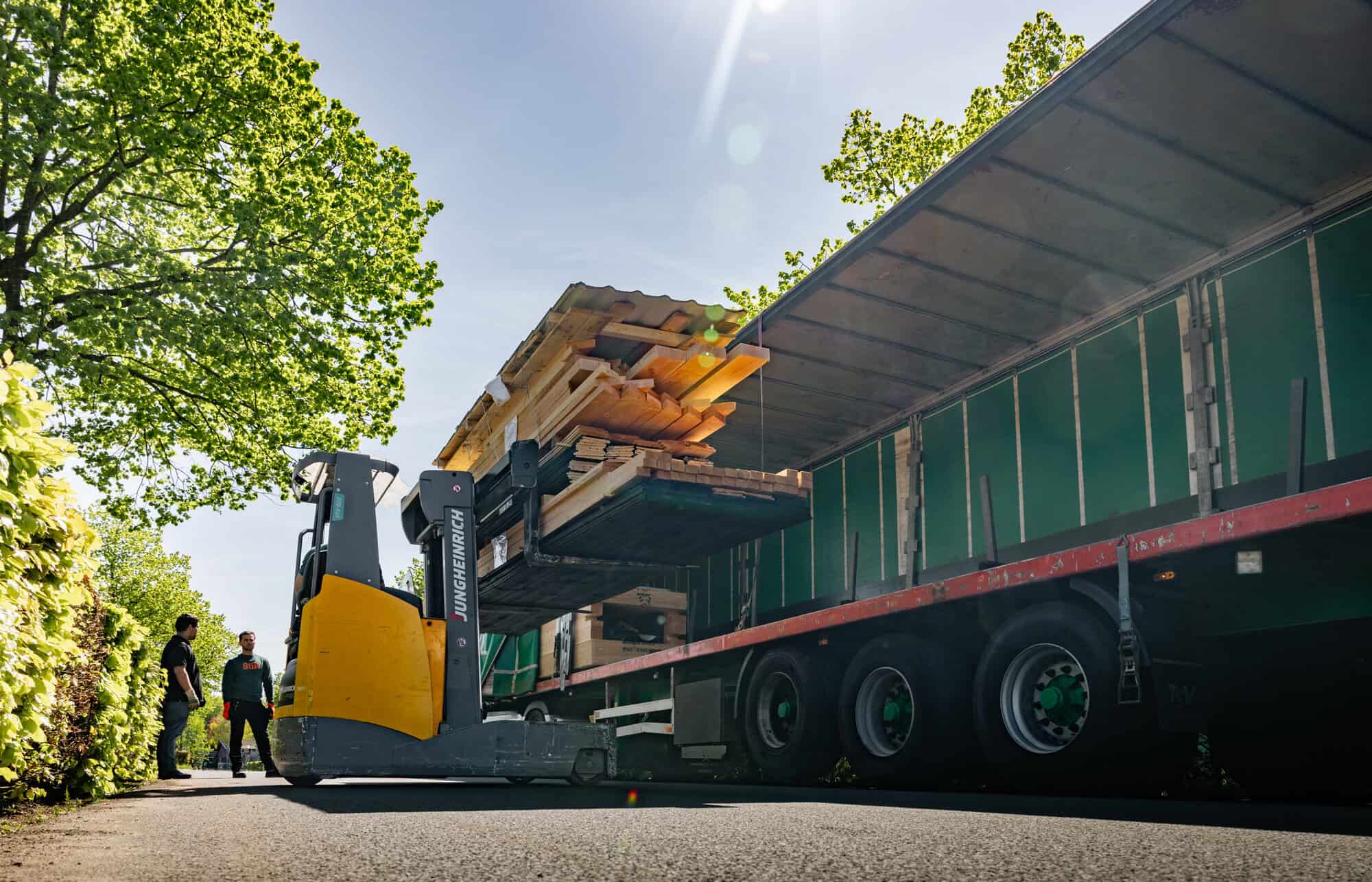 Een compleet douglas bouwpakket wordt met de heftruck in de vrachtwagen geladen