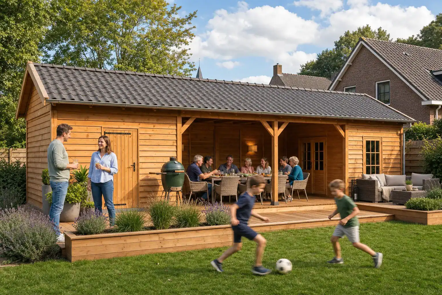 Zadeldak 12,5x3 van STILT in een tuin — grote familiebarbecue
