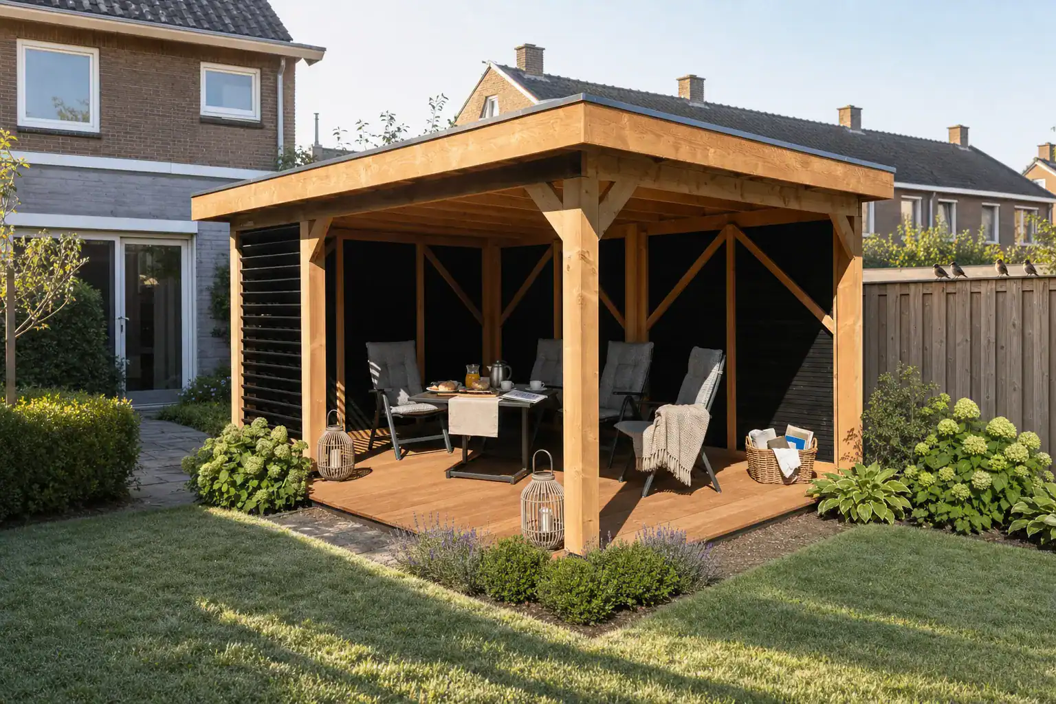 Douglas overkapping 6x4 van STILT in een tuin — ontbijt klaargezet