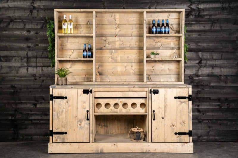 Bar met krukken in de tuin