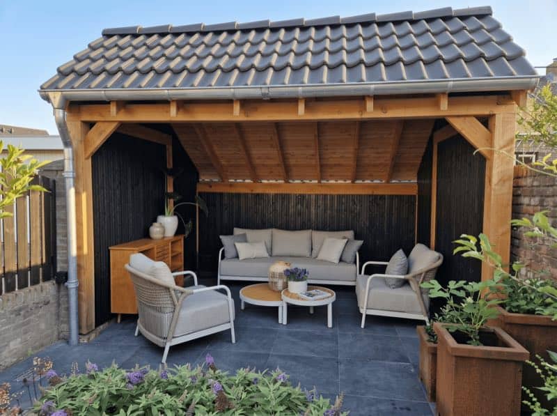 Kapschuur-overkapping in landelijke tuin