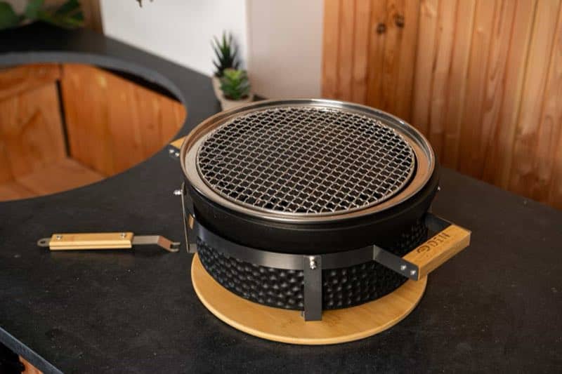 Shichirin tafelbarbecue op houten tafel