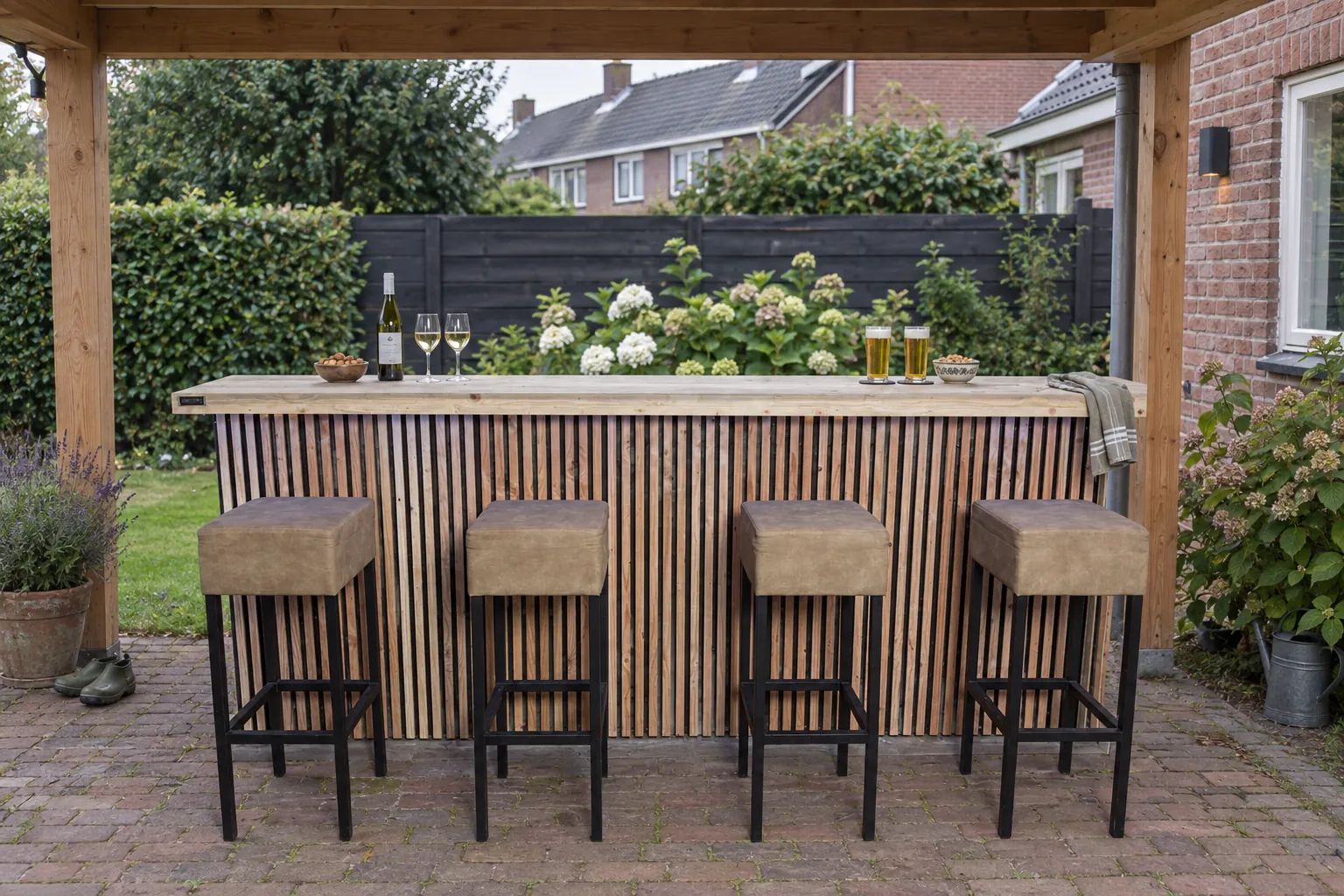 Bar Tripelll van STILT met barkrukken onder een Douglas overkapping in de tuin