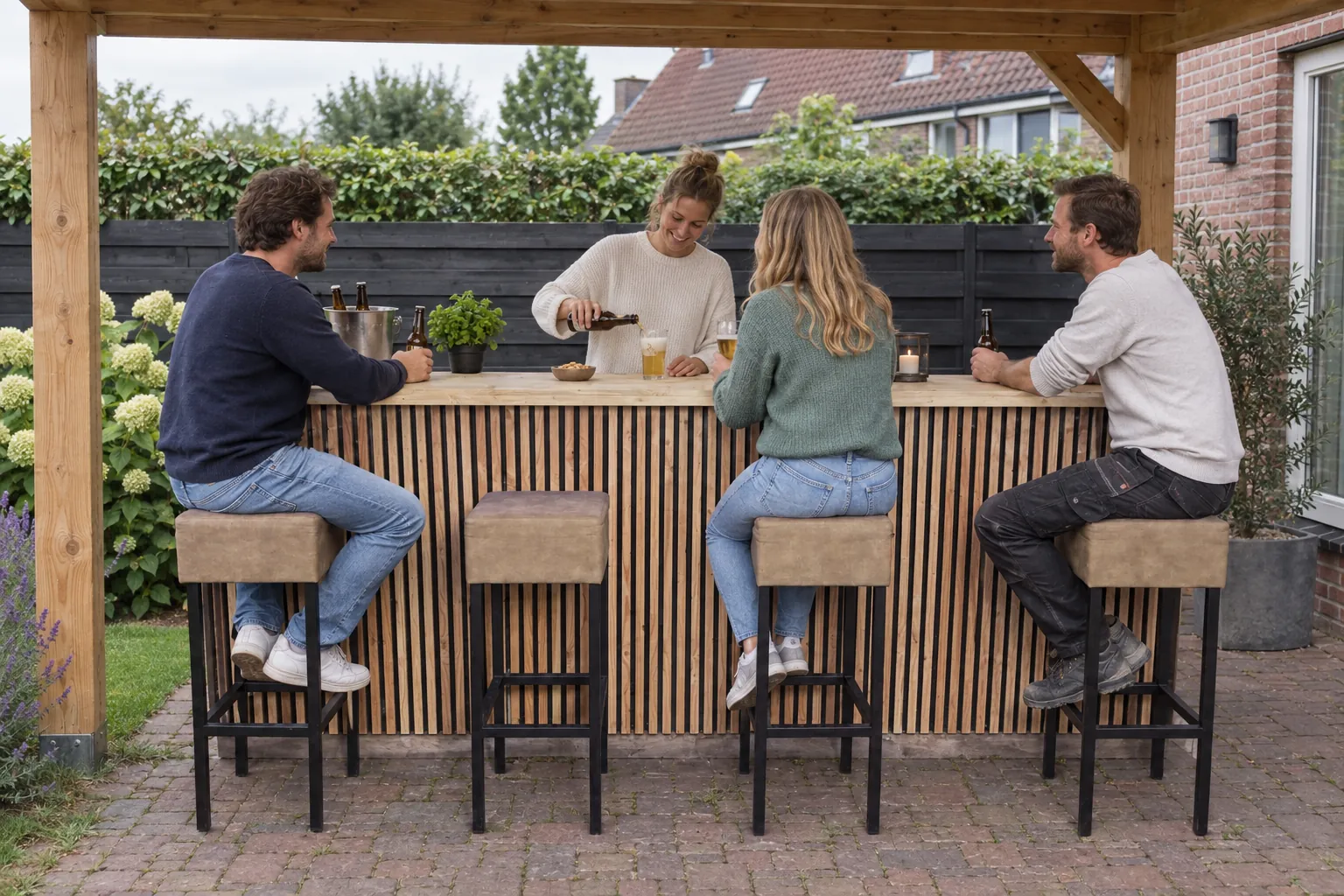 Vrienden aan de Bar Tripelll van STILT onder een overkapping