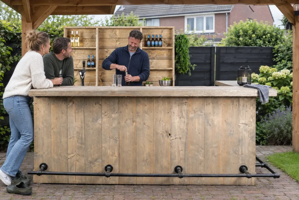Gasten aan de Bar Varia van STILT in de tuin