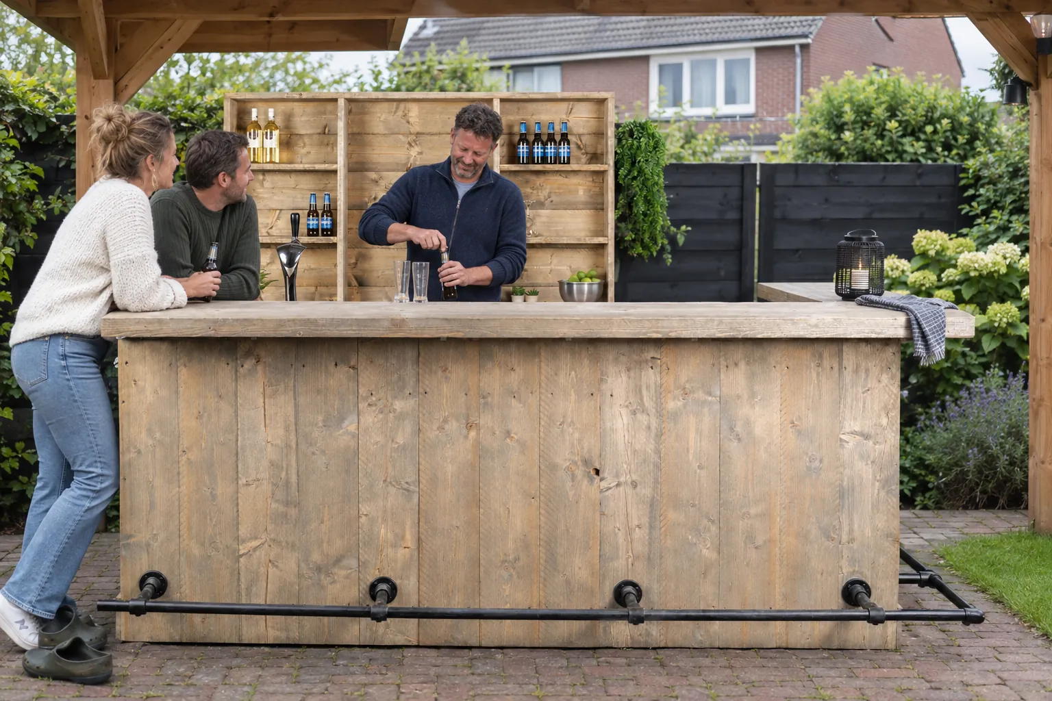 Gasten aan de Bar Varia van STILT in de tuin