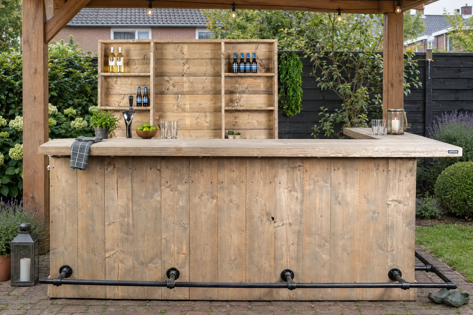 Bar Varia van STILT met wandkast onder een Douglas overkapping