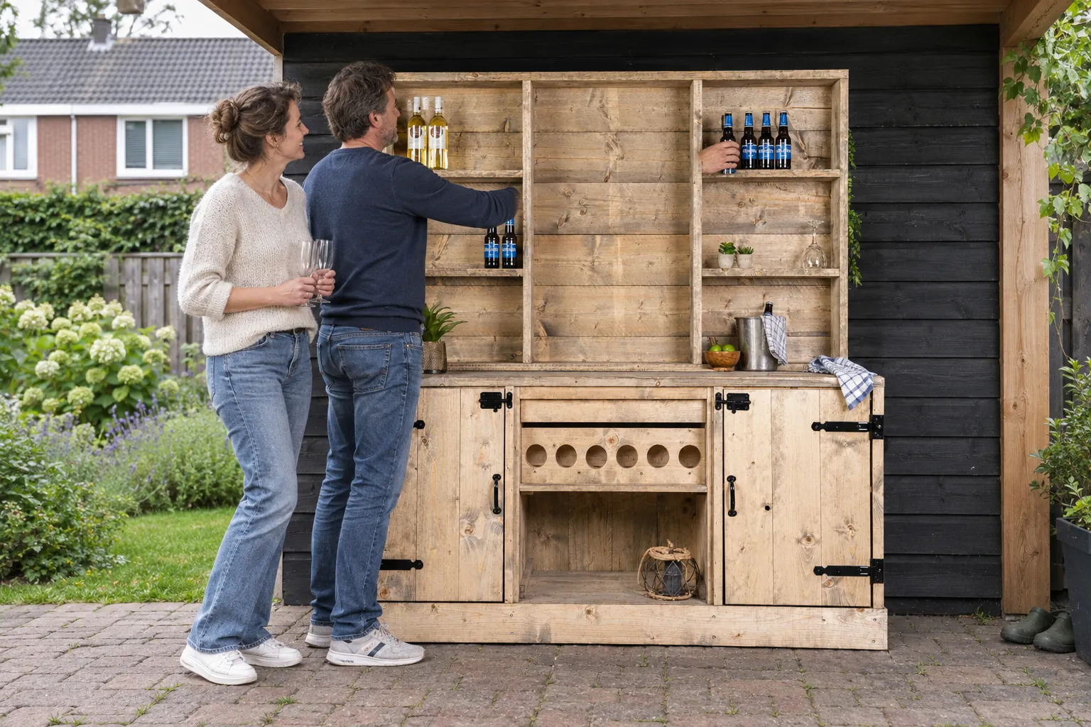 Stel pakt een fles uit de Wandkast Walldo van STILT